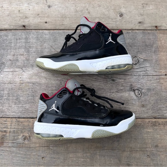 Youth Jordan Max Aura 2 Sneakers CN8094-006, Blk-Red & White - Picture 1 of 9